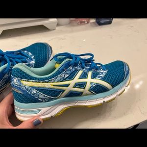 Women ‘s Blue Asics running shoes size 8 rarely used. Good condition